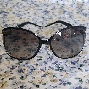 Gucci Elegant Black Sunglasses